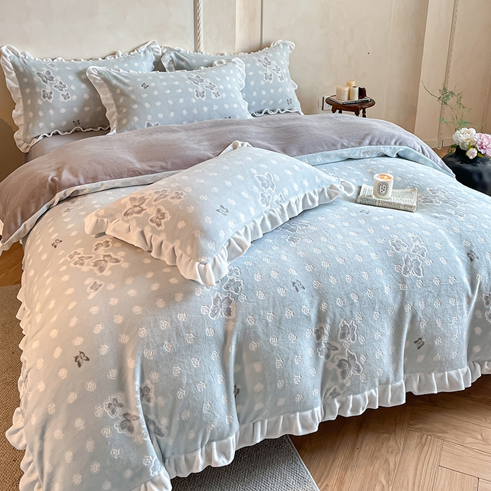 91家纺网 家纺一手货源 找家纺 澳梵家居 2025新款雕花牛奶绒韩版四件套-竹影柔柔 玫瑰蝶语-蓝