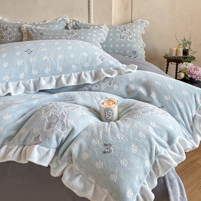 91家纺网 家纺一手货源 找家纺 澳梵家居 2025新款雕花牛奶绒韩版四件套-竹影柔柔 玫瑰蝶语-蓝