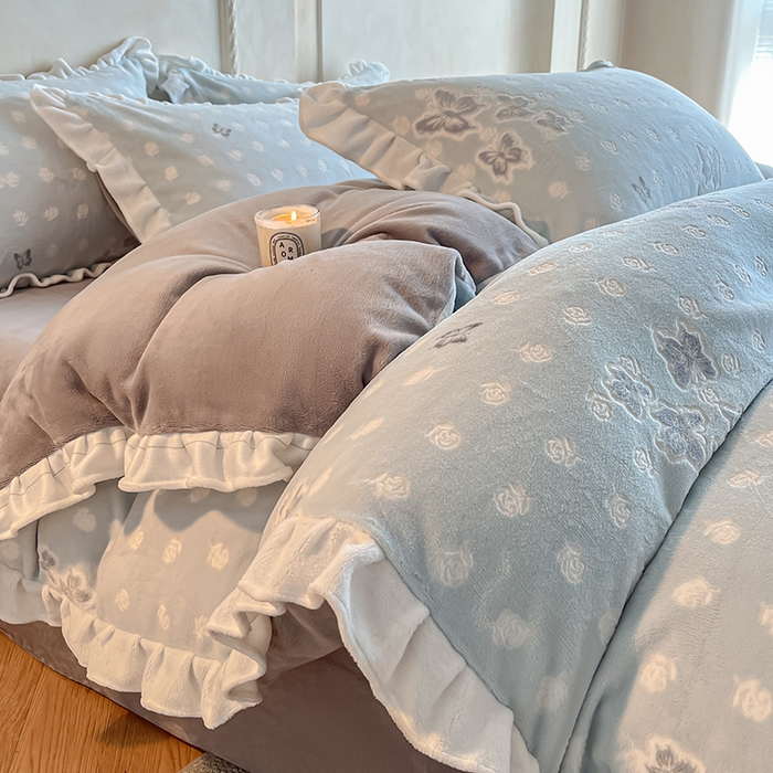 91家纺网 家纺一手货源 找家纺 澳梵家居 2025新款雕花牛奶绒韩版四件套-竹影柔柔 玫瑰蝶语-蓝