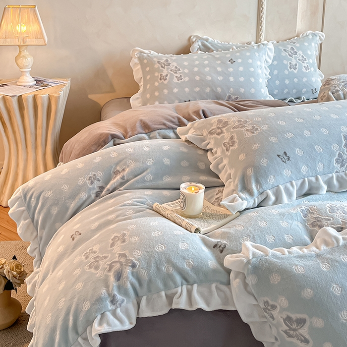 91家纺网 家纺一手货源 找家纺 澳梵家居 2025新款雕花牛奶绒韩版四件套-竹影柔柔 玫瑰蝶语-蓝