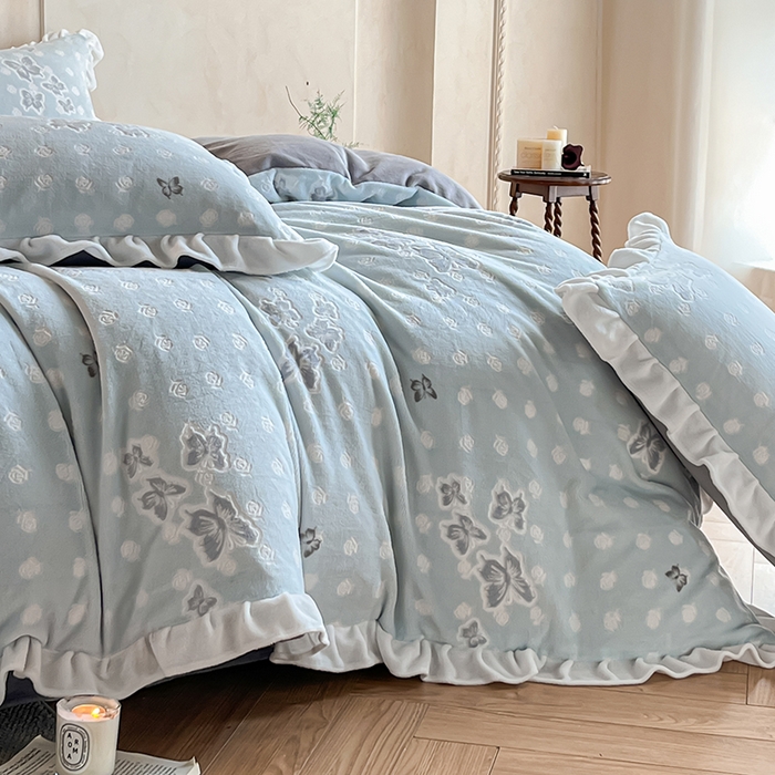 91家纺网 家纺一手货源 找家纺 澳梵家居 2025新款雕花牛奶绒韩版四件套-竹影柔柔 玫瑰蝶语-蓝