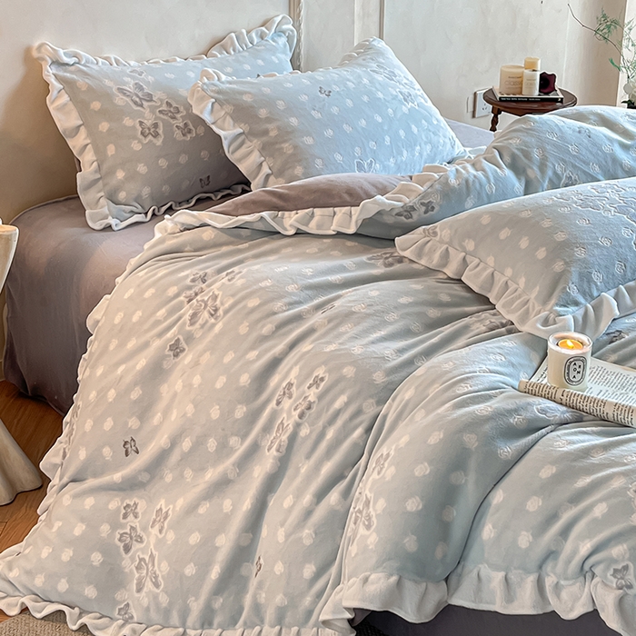 91家纺网 家纺一手货源 找家纺 澳梵家居 2025新款雕花牛奶绒韩版四件套-竹影柔柔 玫瑰蝶语-蓝