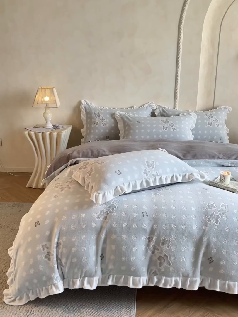 91家纺网 家纺一手货源 找家纺 澳梵家居 2025新款雕花牛奶绒韩版四件套-竹影柔柔 玫瑰蝶语-蓝