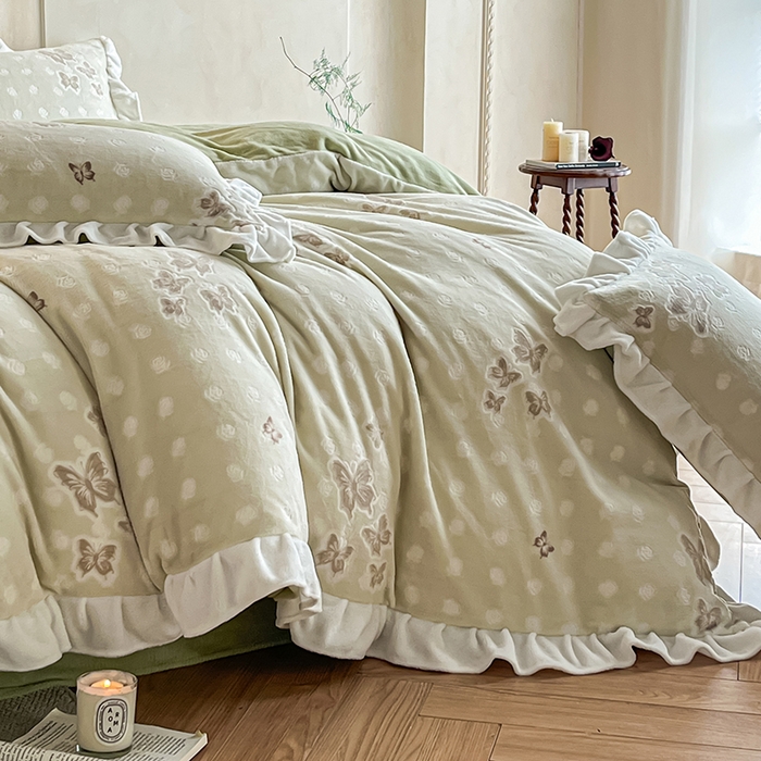 91家纺网 家纺一手货源 找家纺 澳梵家居 2025新款雕花牛奶绒韩版四件套-竹影柔柔 玫瑰蝶语-绿