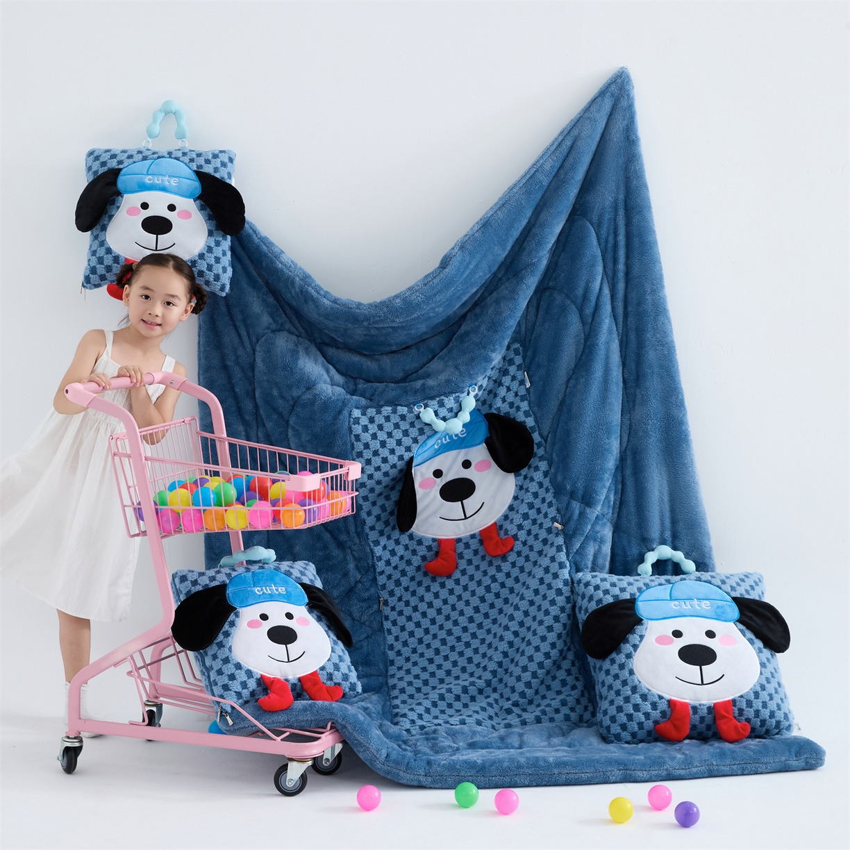 91家纺网 家纺一手货源 找家纺 2025新款加厚北极绒便携式手提抱枕被-平安狗（控价小号68   大号98 ） 宾利蓝