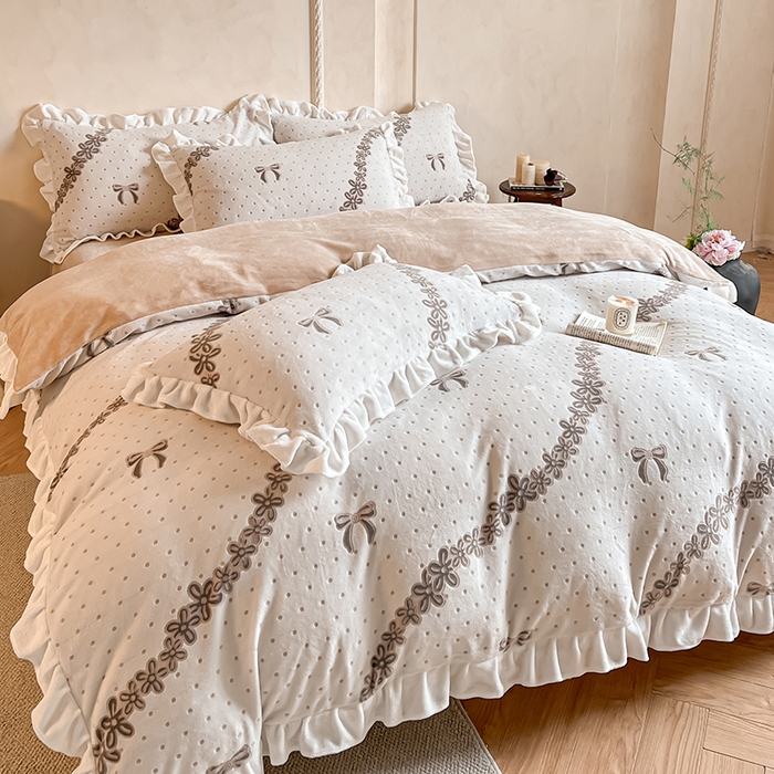 91家纺网 家纺一手货源 找家纺 澳梵家居 2025新款雕花牛奶绒韩版四件套-竹影柔柔 奶芙蝴蝶结