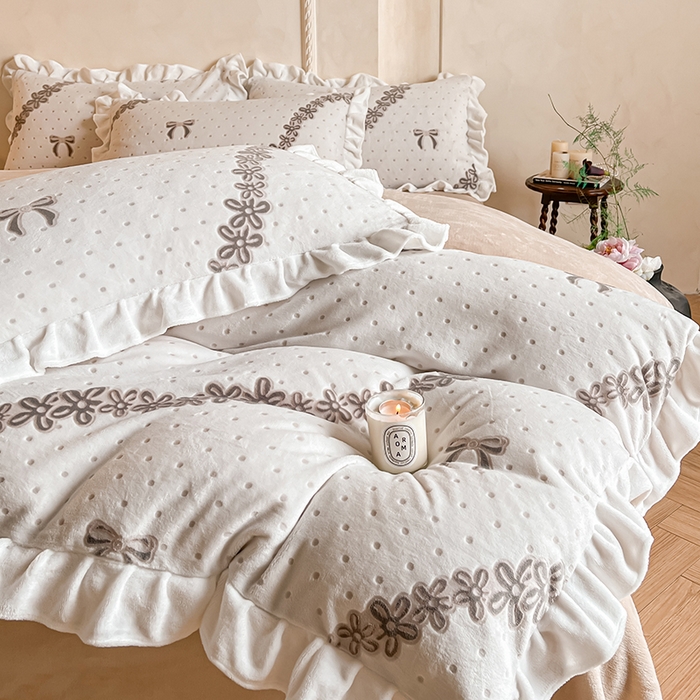 91家纺网 家纺一手货源 找家纺 澳梵家居 2025新款雕花牛奶绒韩版四件套-竹影柔柔 奶芙蝴蝶结