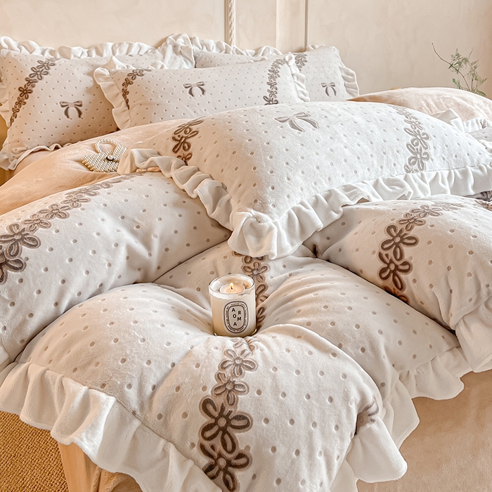 91家纺网 家纺一手货源 找家纺 澳梵家居 2025新款雕花牛奶绒韩版四件套-竹影柔柔 奶芙蝴蝶结