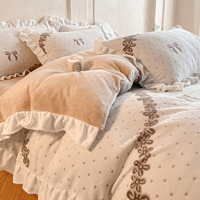 91家纺网 家纺一手货源 找家纺 澳梵家居 2025新款雕花牛奶绒韩版四件套-竹影柔柔 奶芙蝴蝶结