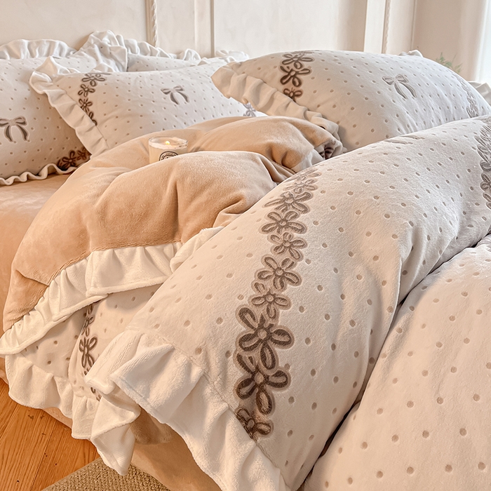 91家纺网 家纺一手货源 找家纺 澳梵家居 2025新款雕花牛奶绒韩版四件套-竹影柔柔 奶芙蝴蝶结