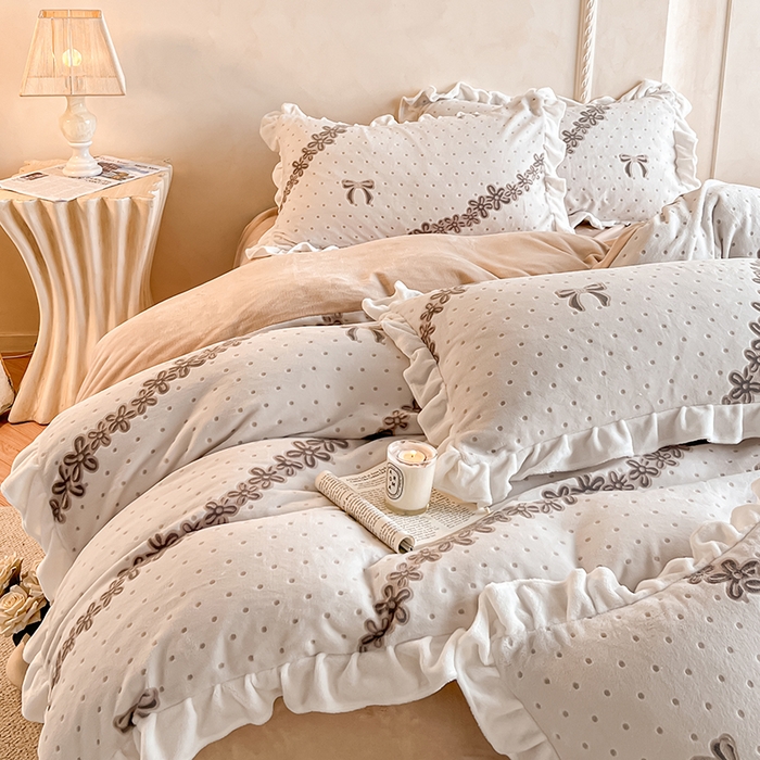 91家纺网 家纺一手货源 找家纺 澳梵家居 2025新款雕花牛奶绒韩版四件套-竹影柔柔 奶芙蝴蝶结