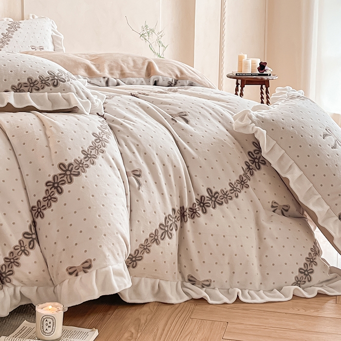 91家纺网 家纺一手货源 找家纺 澳梵家居 2025新款雕花牛奶绒韩版四件套-竹影柔柔 奶芙蝴蝶结