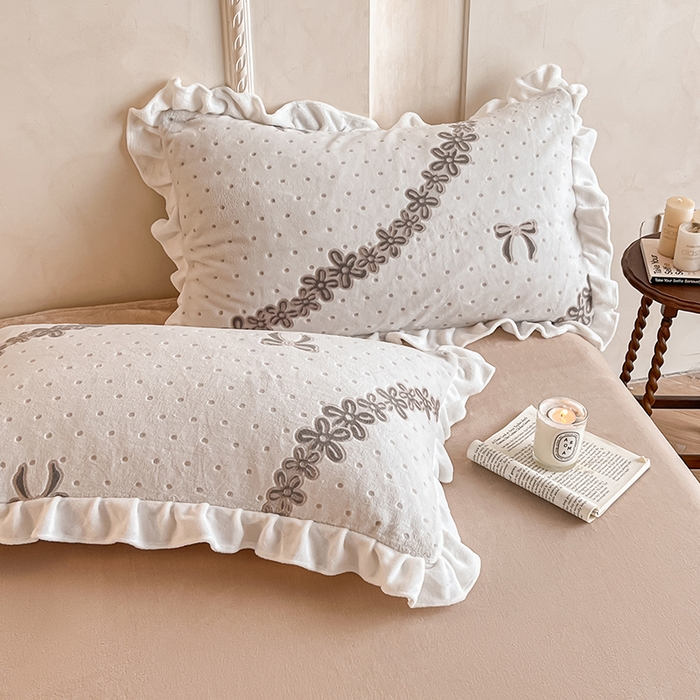 91家纺网 家纺一手货源 找家纺 澳梵家居 2025新款雕花牛奶绒韩版四件套-竹影柔柔 奶芙蝴蝶结