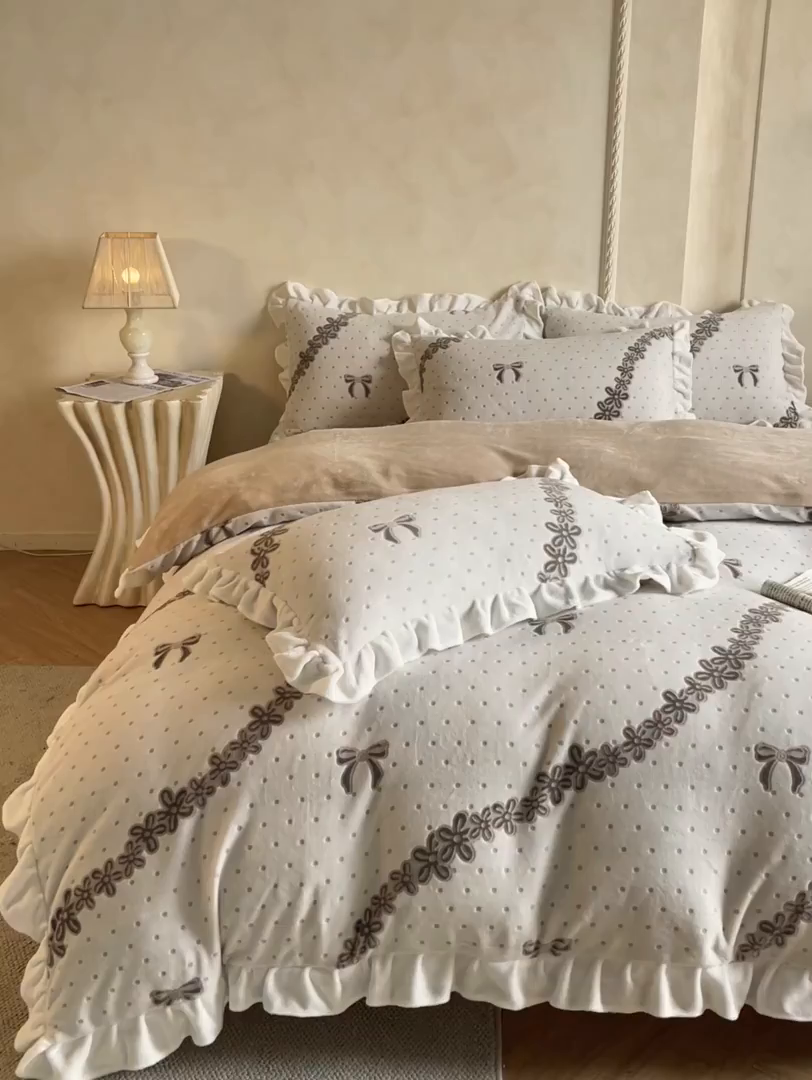 91家纺网 家纺一手货源 找家纺 澳梵家居 2025新款雕花牛奶绒韩版四件套-竹影柔柔 奶芙蝴蝶结