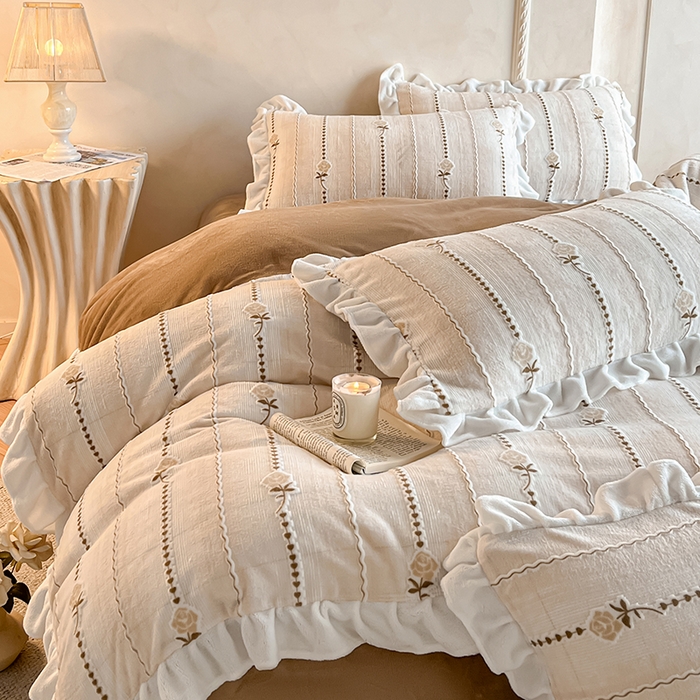 91家纺网 家纺一手货源 找家纺 澳梵家居 2025新款雕花牛奶绒韩版四件套-竹影柔柔 糖霜玫瑰-卡其