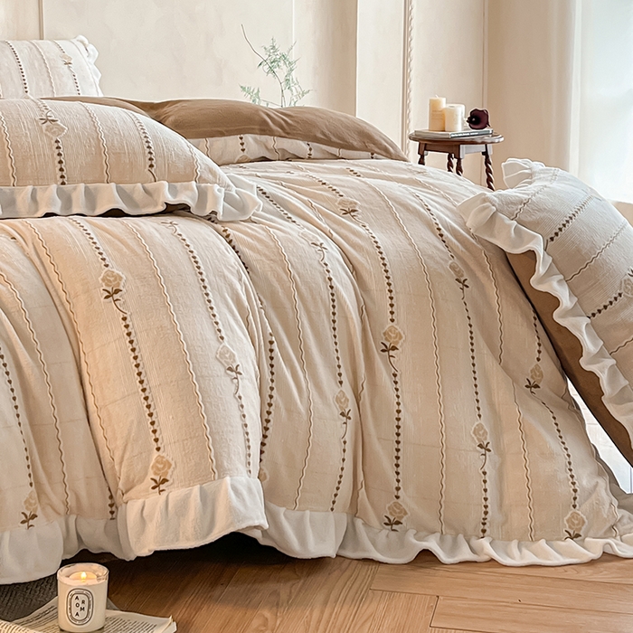 91家纺网 家纺一手货源 找家纺 澳梵家居 2025新款雕花牛奶绒韩版四件套-竹影柔柔 糖霜玫瑰-卡其