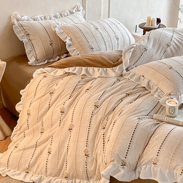 91家纺网 家纺一手货源 找家纺 澳梵家居 2025新款雕花牛奶绒韩版四件套-竹影柔柔 糖霜玫瑰-卡其