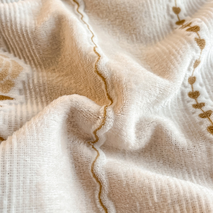 91家纺网 家纺一手货源 找家纺 澳梵家居 2025新款雕花牛奶绒韩版四件套-竹影柔柔 糖霜玫瑰-卡其