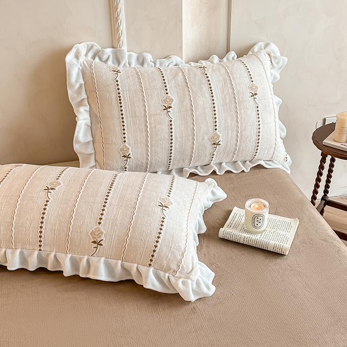 91家纺网 家纺一手货源 找家纺 澳梵家居 2025新款雕花牛奶绒韩版四件套-竹影柔柔 糖霜玫瑰-卡其