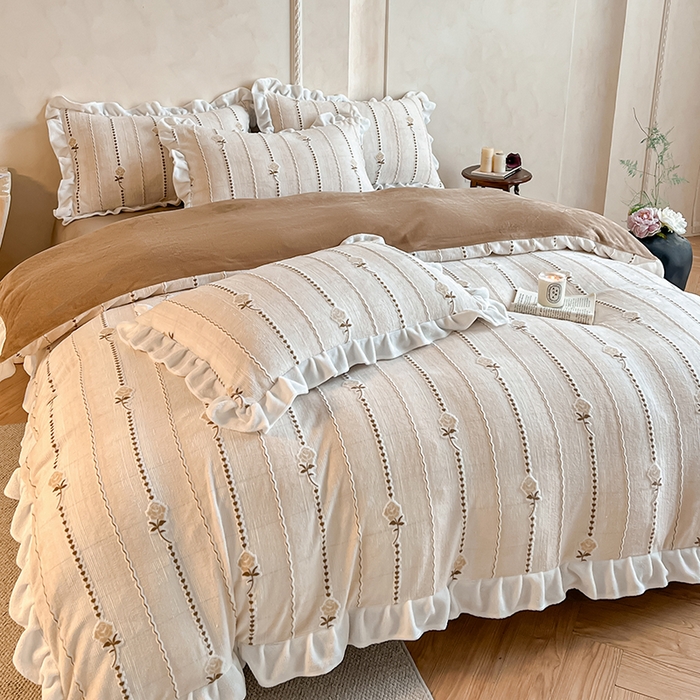 91家纺网 家纺一手货源 找家纺 澳梵家居 2025新款雕花牛奶绒韩版四件套-竹影柔柔 糖霜玫瑰-卡其