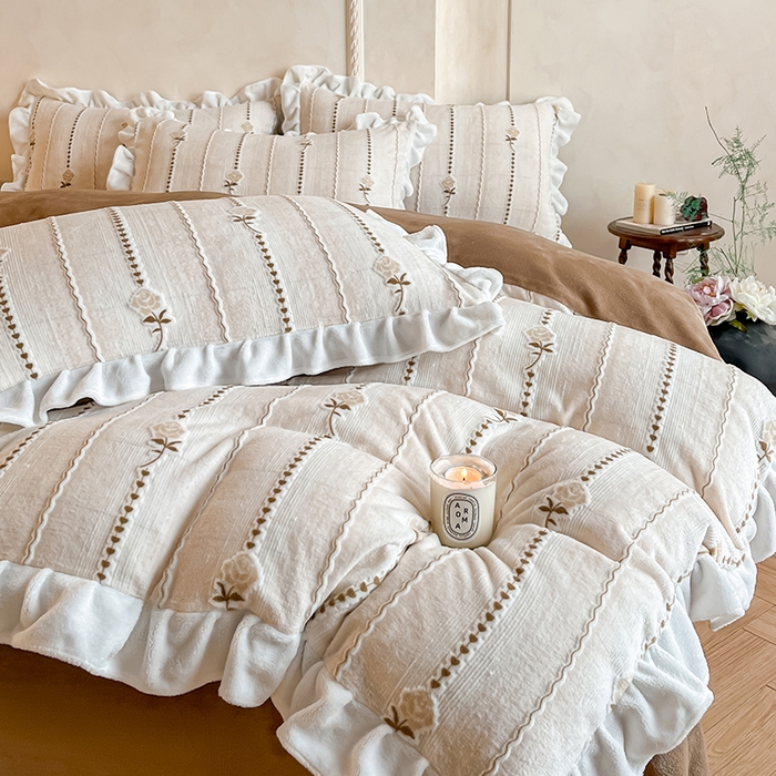 91家纺网 家纺一手货源 找家纺 澳梵家居 2025新款雕花牛奶绒韩版四件套-竹影柔柔 糖霜玫瑰-卡其