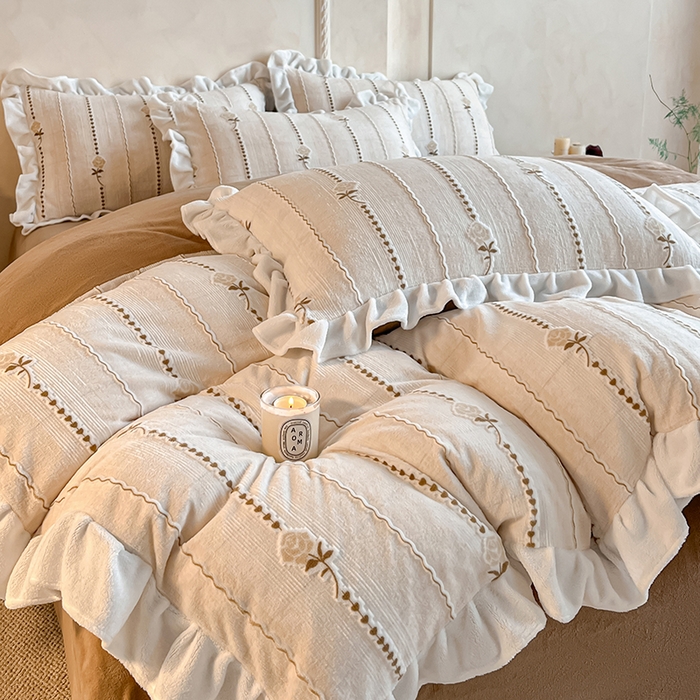 91家纺网 家纺一手货源 找家纺 澳梵家居 2025新款雕花牛奶绒韩版四件套-竹影柔柔 糖霜玫瑰-卡其