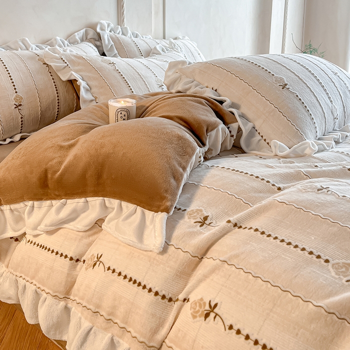 91家纺网 家纺一手货源 找家纺 澳梵家居 2025新款雕花牛奶绒韩版四件套-竹影柔柔 糖霜玫瑰-卡其