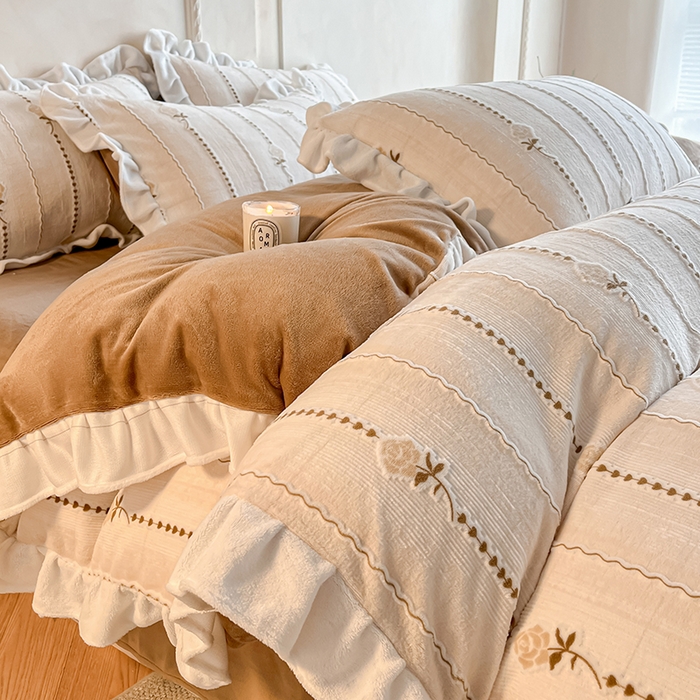 91家纺网 家纺一手货源 找家纺 澳梵家居 2025新款雕花牛奶绒韩版四件套-竹影柔柔 糖霜玫瑰-卡其