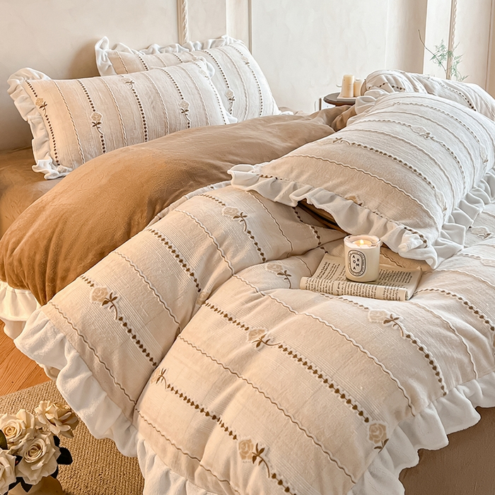 91家纺网 家纺一手货源 找家纺 澳梵家居 2025新款雕花牛奶绒韩版四件套-竹影柔柔 糖霜玫瑰-卡其