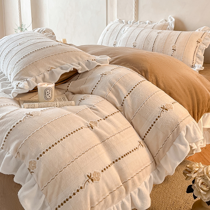 91家纺网 家纺一手货源 找家纺 澳梵家居 2025新款雕花牛奶绒韩版四件套-竹影柔柔 糖霜玫瑰-卡其