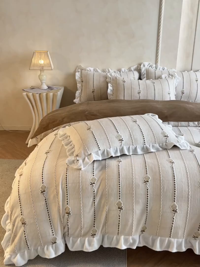 91家纺网 家纺一手货源 找家纺 澳梵家居 2025新款雕花牛奶绒韩版四件套-竹影柔柔 糖霜玫瑰-卡其