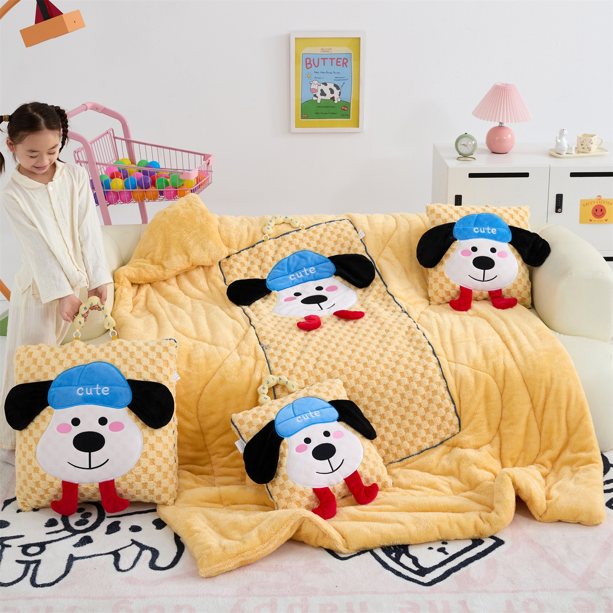 91家纺网 家纺一手货源 找家纺 （总）2025新款加厚北极绒便携式手提抱枕被-平安狗（控价小号68   大号98 ）