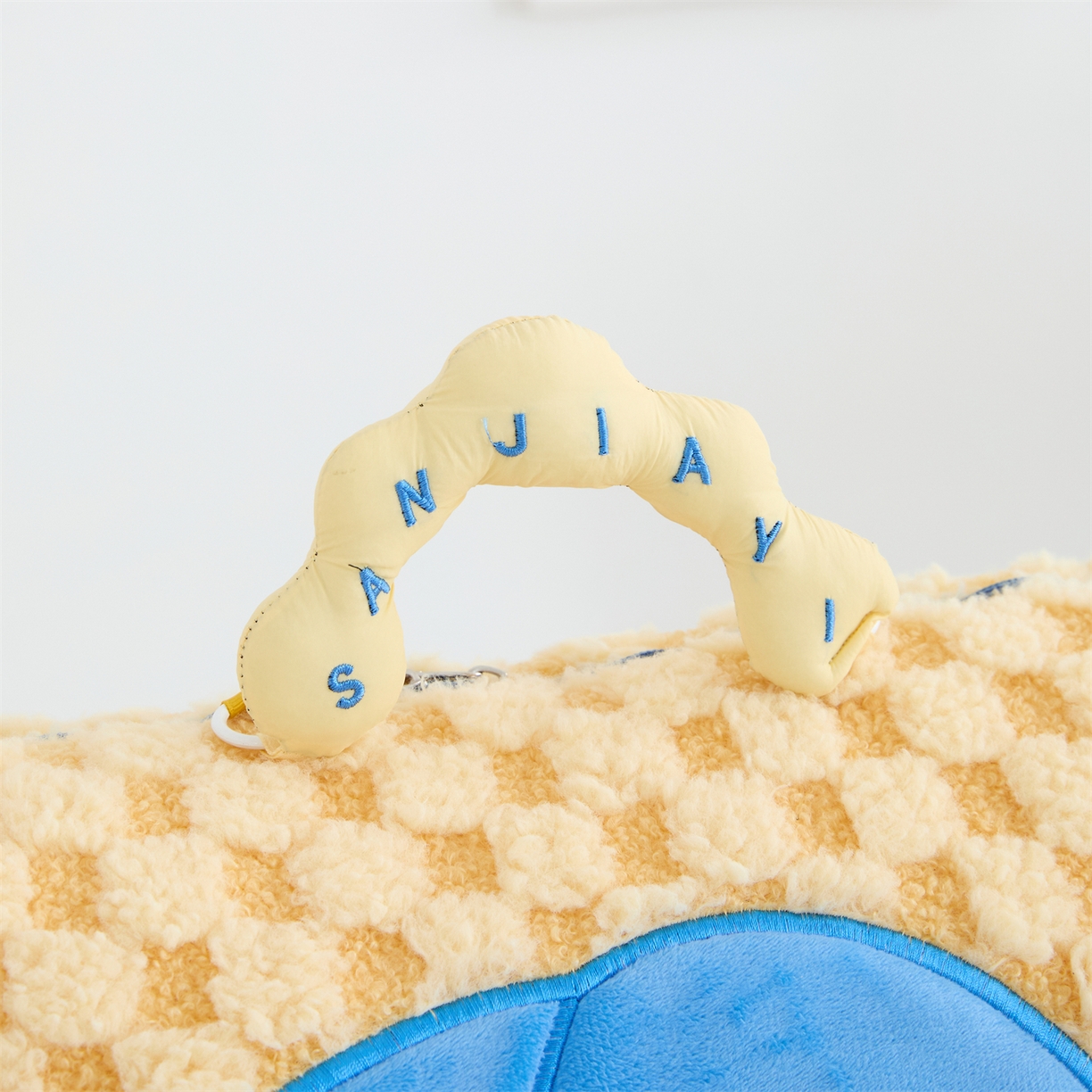 91家纺网 家纺一手货源 找家纺 （总）2025新款加厚北极绒便携式手提抱枕被-平安狗（控价小号68   大号98 ）