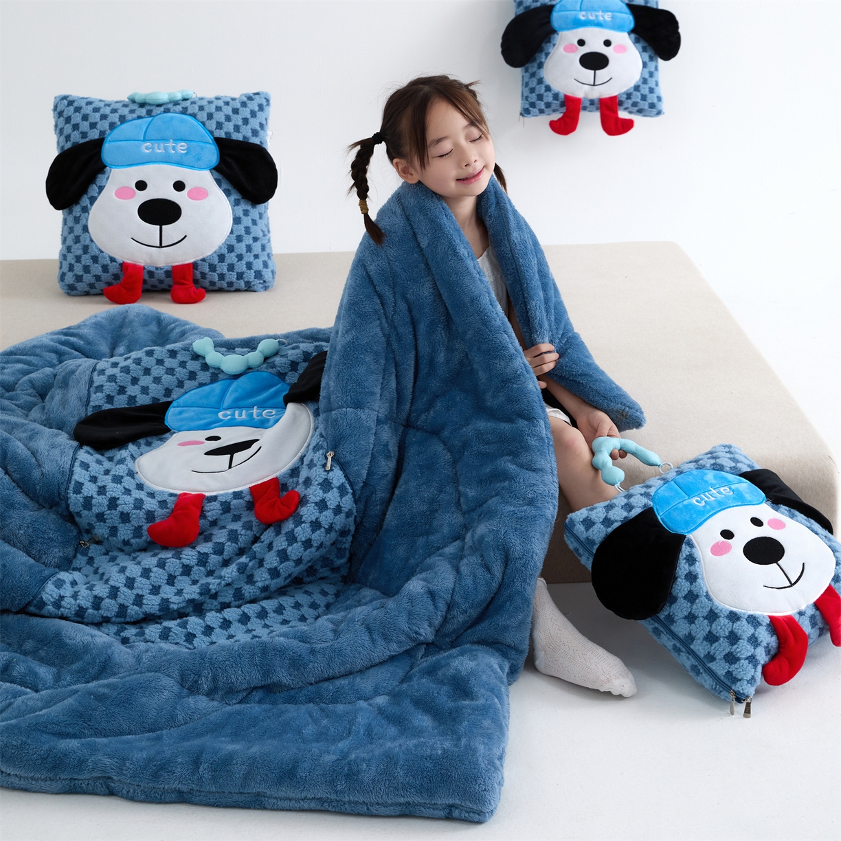 91家纺网 家纺一手货源 找家纺 2025新款加厚北极绒便携式手提抱枕被-平安狗（控价小号68   大号98 ） 宾利蓝