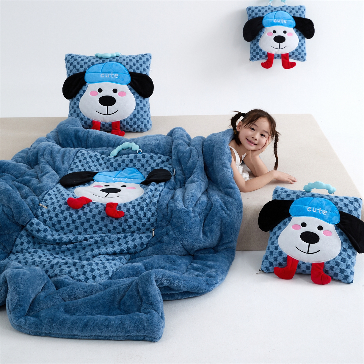 91家纺网 家纺一手货源 找家纺 2025新款加厚北极绒便携式手提抱枕被-平安狗（控价小号68   大号98 ） 宾利蓝