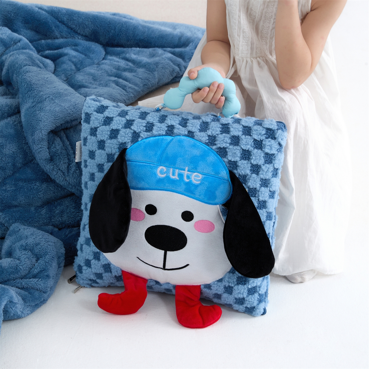 91家纺网 家纺一手货源 找家纺 2025新款加厚北极绒便携式手提抱枕被-平安狗（控价小号68   大号98 ） 宾利蓝