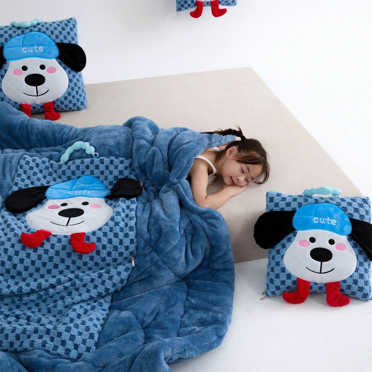 91家纺网 家纺一手货源 找家纺 2025新款加厚北极绒便携式手提抱枕被-平安狗（控价小号68   大号98 ） 宾利蓝