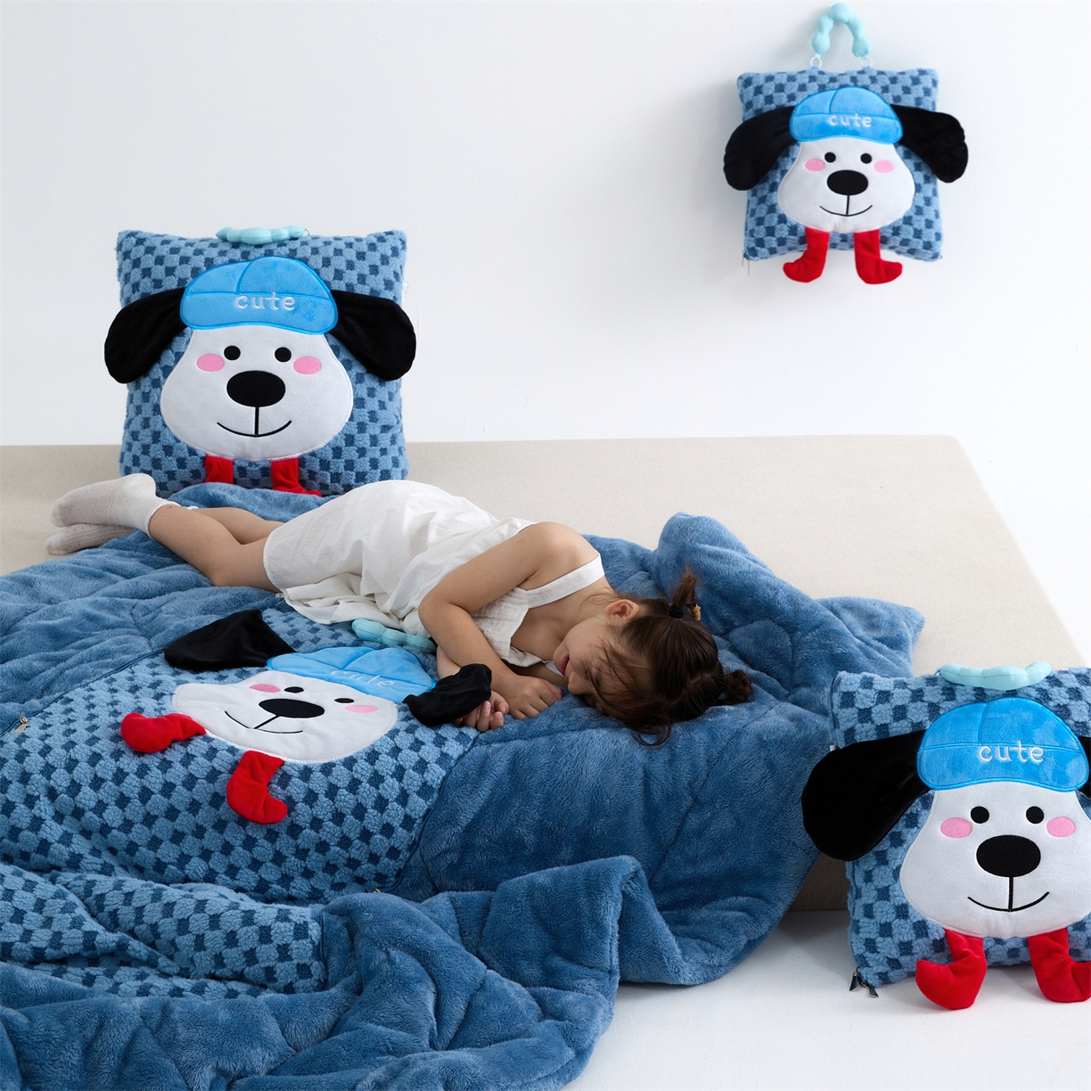 91家纺网 家纺一手货源 找家纺 2025新款加厚北极绒便携式手提抱枕被-平安狗（控价小号68   大号98 ） 宾利蓝