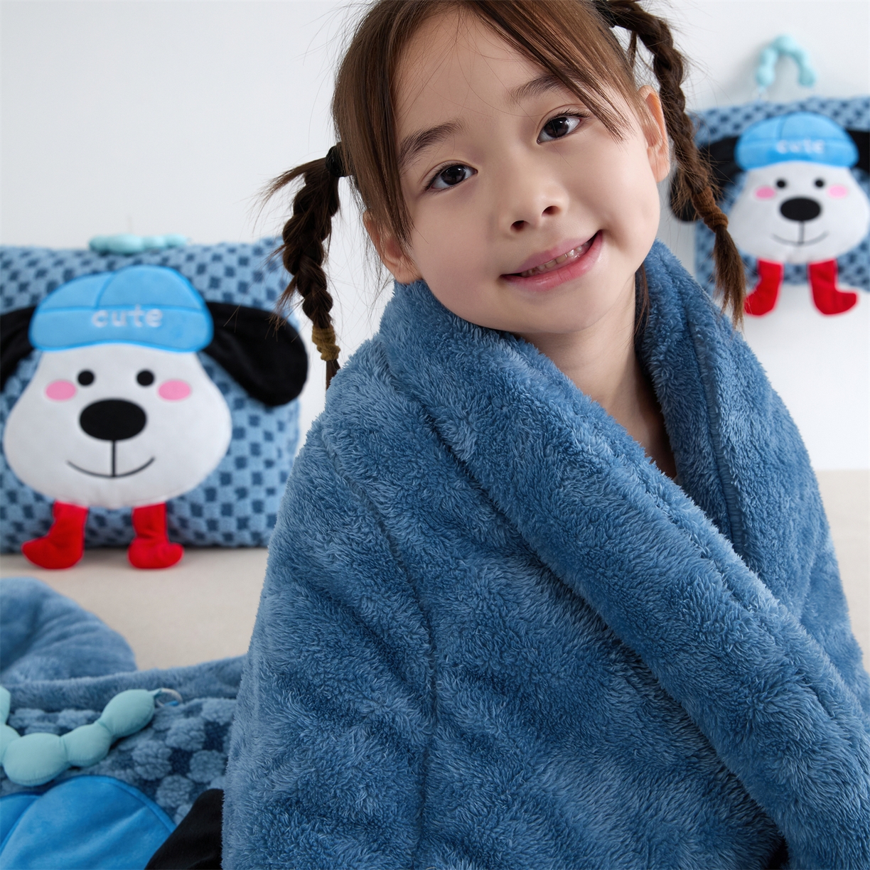 91家纺网 家纺一手货源 找家纺 2025新款加厚北极绒便携式手提抱枕被-平安狗（控价小号68   大号98 ） 宾利蓝