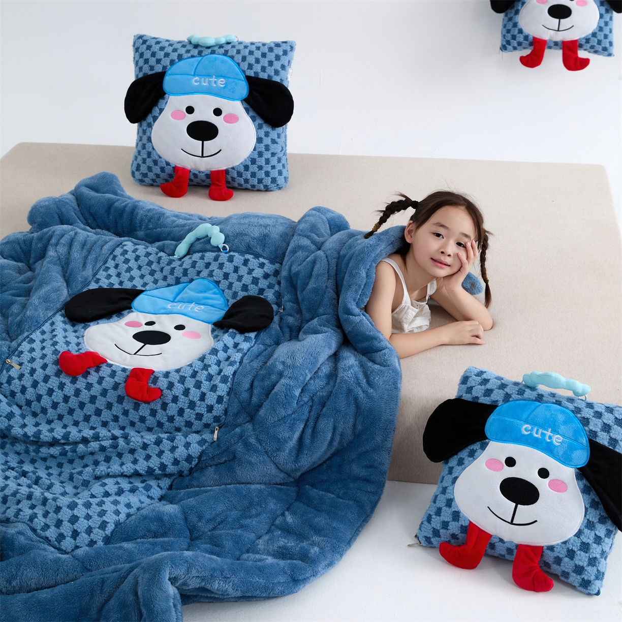 91家纺网 家纺一手货源 找家纺 2025新款加厚北极绒便携式手提抱枕被-平安狗（控价小号68   大号98 ） 宾利蓝