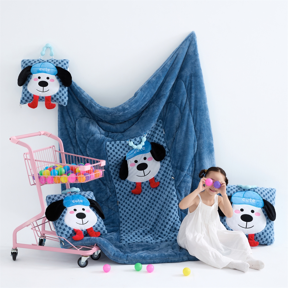 91家纺网 家纺一手货源 找家纺 2025新款加厚北极绒便携式手提抱枕被-平安狗（控价小号68   大号98 ） 宾利蓝