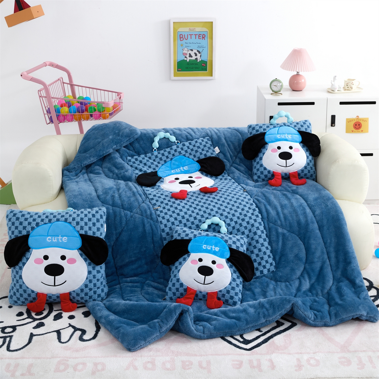 91家纺网 家纺一手货源 找家纺 2025新款加厚北极绒便携式手提抱枕被-平安狗（控价小号68   大号98 ） 宾利蓝