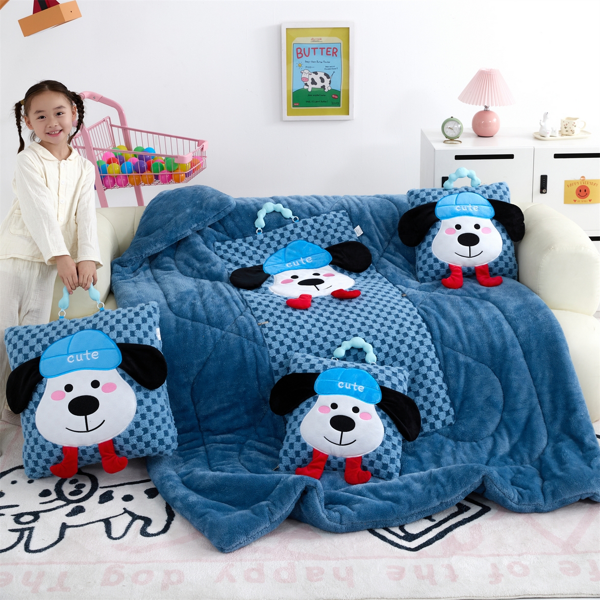 91家纺网 家纺一手货源 找家纺 2025新款加厚北极绒便携式手提抱枕被-平安狗（控价小号68   大号98 ） 宾利蓝