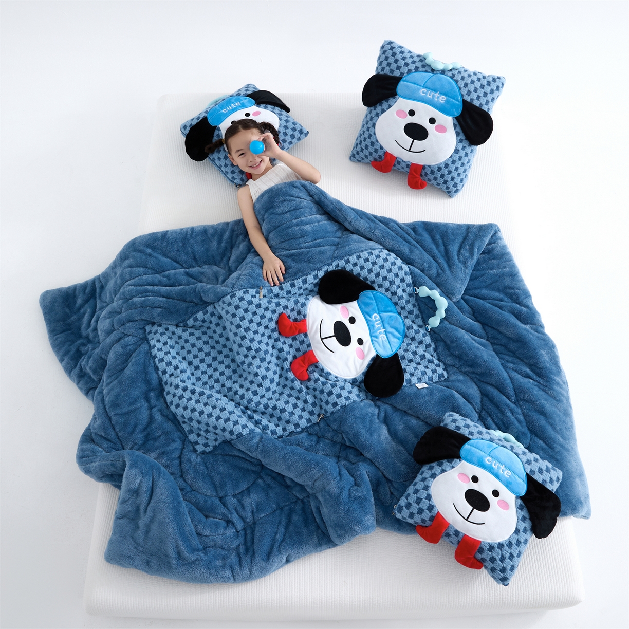 91家纺网 家纺一手货源 找家纺 2025新款加厚北极绒便携式手提抱枕被-平安狗（控价小号68   大号98 ） 宾利蓝