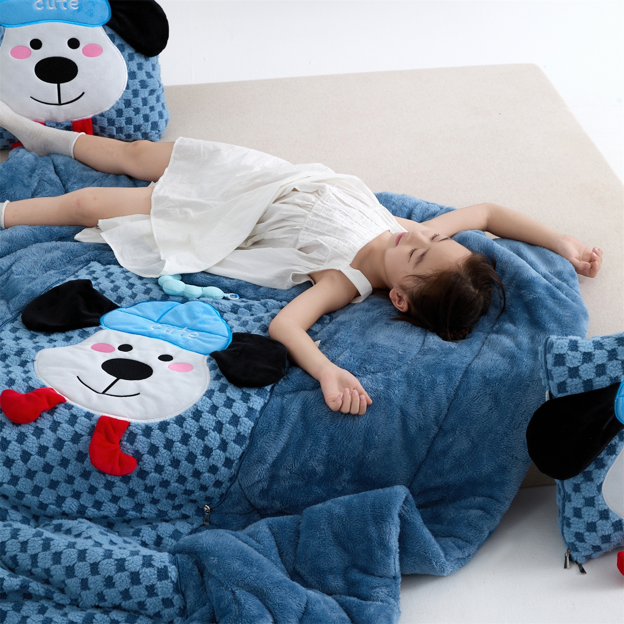 91家纺网 家纺一手货源 找家纺 2025新款加厚北极绒便携式手提抱枕被-平安狗（控价小号68   大号98 ） 宾利蓝