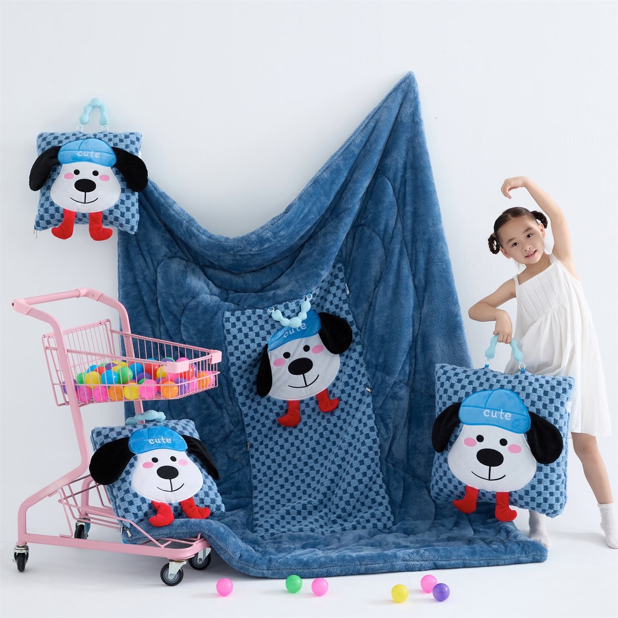 91家纺网 家纺一手货源 找家纺 2025新款加厚北极绒便携式手提抱枕被-平安狗（控价小号68   大号98 ） 宾利蓝