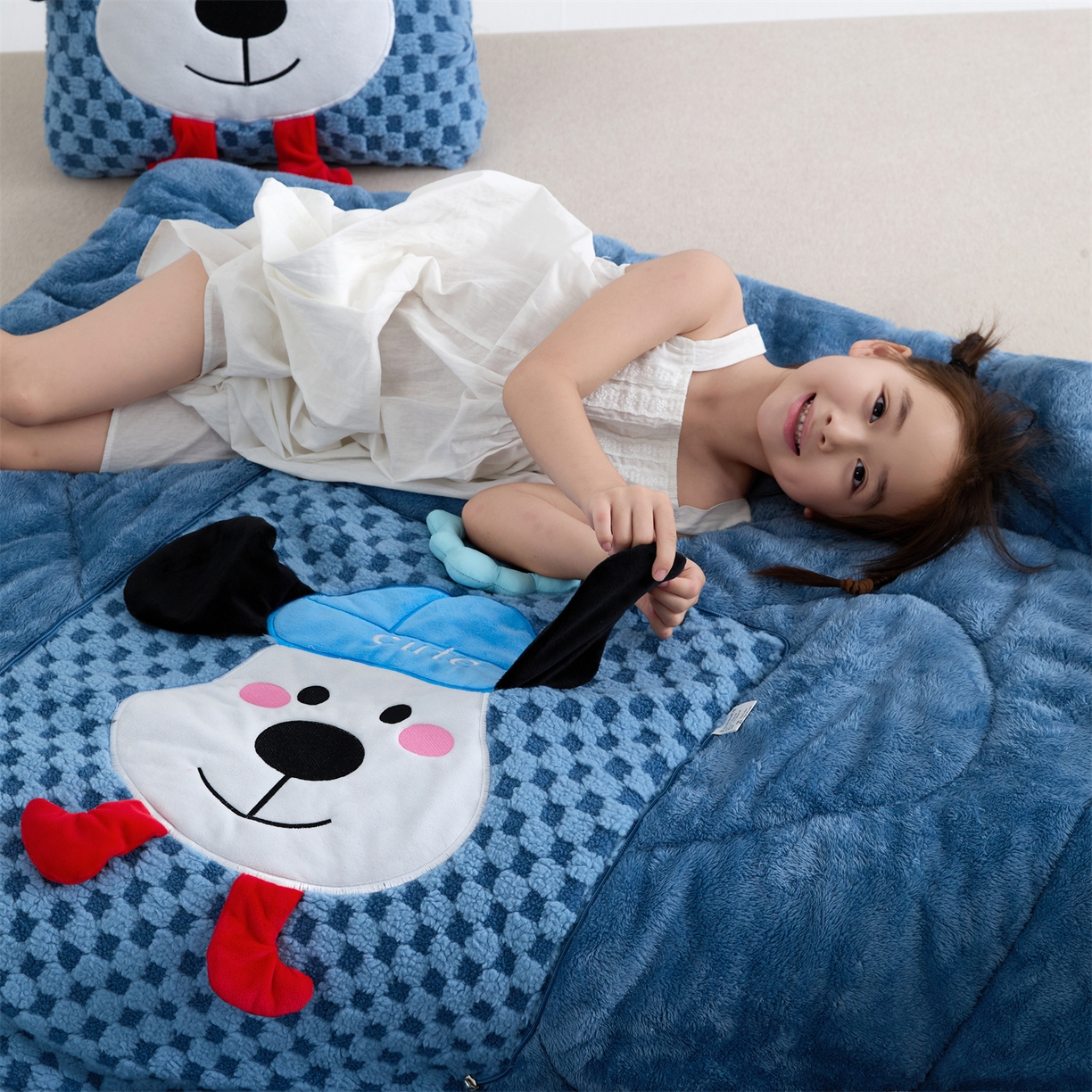 91家纺网 家纺一手货源 找家纺 2025新款加厚北极绒便携式手提抱枕被-平安狗（控价小号68   大号98 ） 宾利蓝