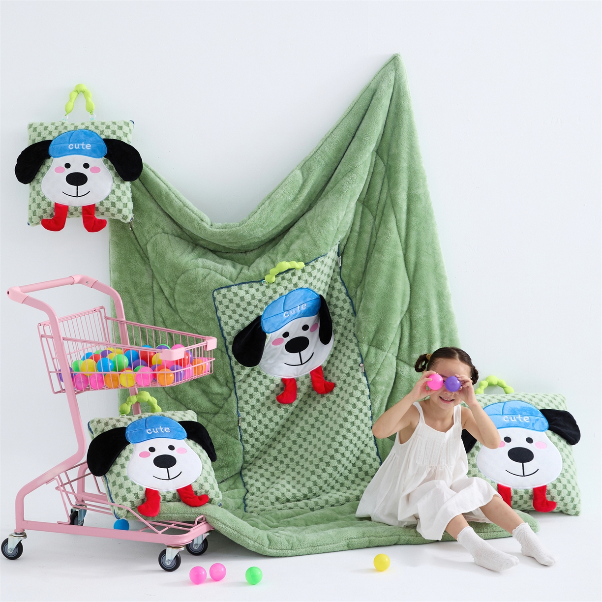 91家纺网 家纺一手货源 找家纺 2025新款加厚北极绒便携式手提抱枕被-平安狗（控价小号68   大号98 ） 橄榄绿