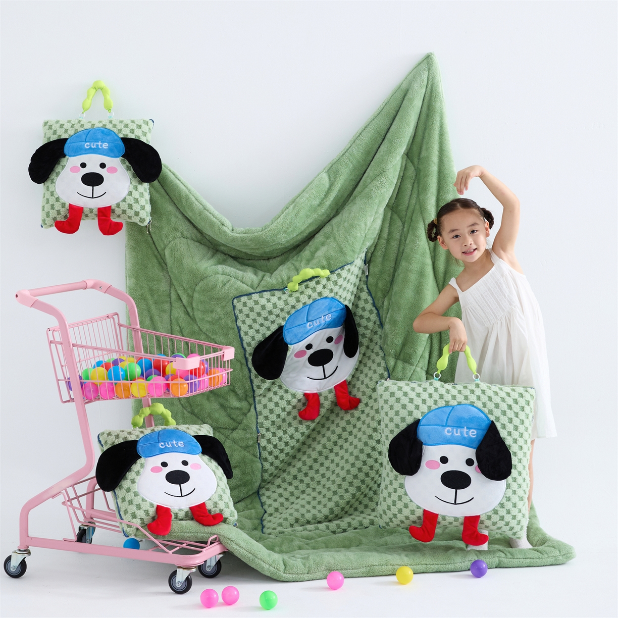 91家纺网 家纺一手货源 找家纺 2025新款加厚北极绒便携式手提抱枕被-平安狗（控价小号68   大号98 ） 橄榄绿