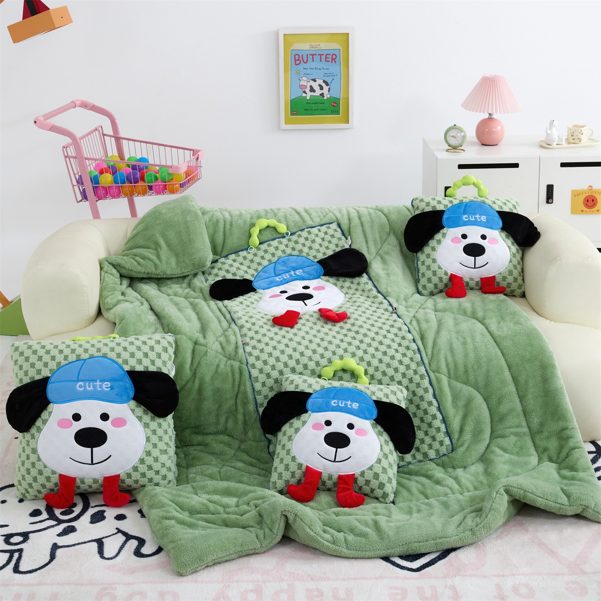 91家纺网 家纺一手货源 找家纺 2025新款加厚北极绒便携式手提抱枕被-平安狗（控价小号68   大号98 ） 橄榄绿